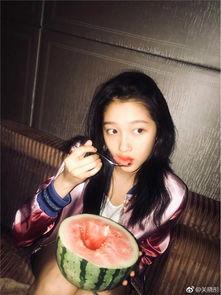 关晓彤娱乐吃瓜图片